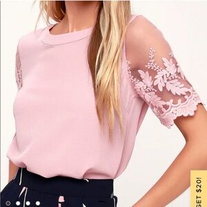 NWT Lulus pink top with lace sleeves